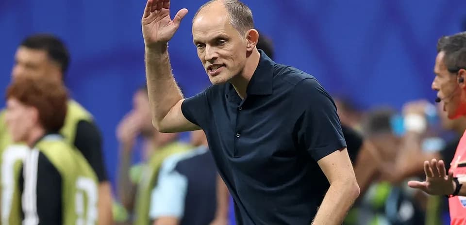 Entrenador dando instrucciones desde la banda del campo