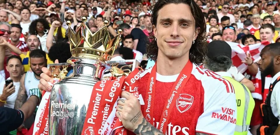 Jugador de Arsenal sosteniendo el trofeo de Premier League
