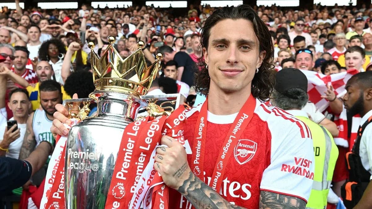 Jugador de Arsenal sosteniendo el trofeo de Premier League