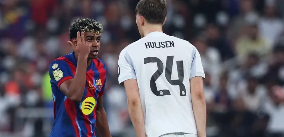 Jugador de Barcelona hablando con adversario de Real Madrid