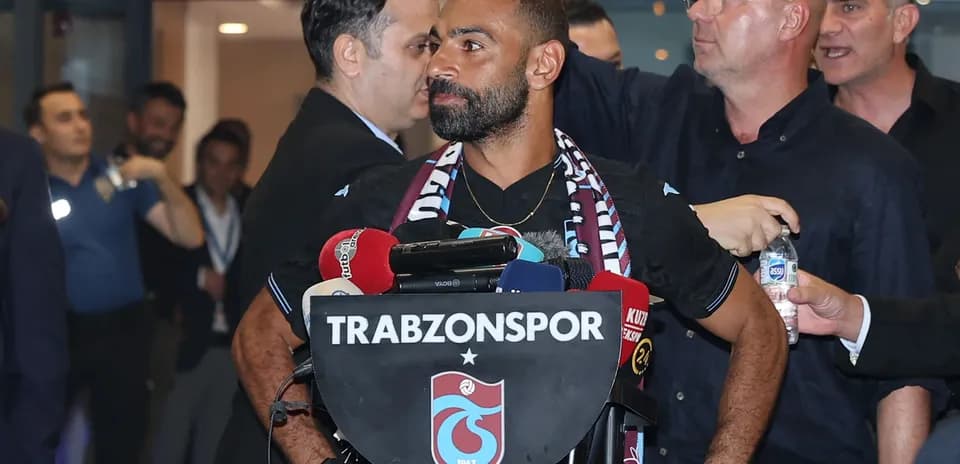 Jugador en conferencia de prensa de Trabzonspor