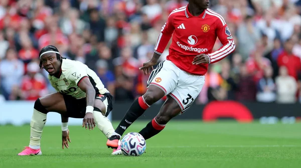 Jugador de Manchester United driblando a oponente