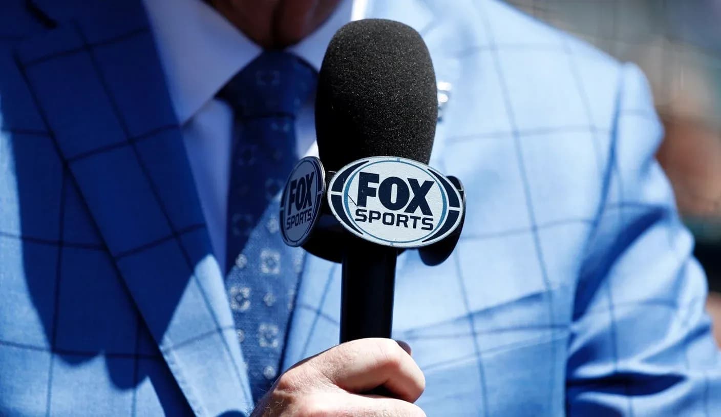Micrófono de FOX Sports sostenido por una mano