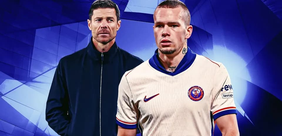 Entrenador y jugador de fútbol en fondo azul