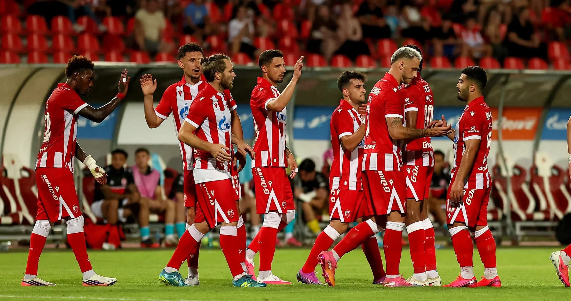 Jugadores de FK Crvena Zvezda celebrando un gol