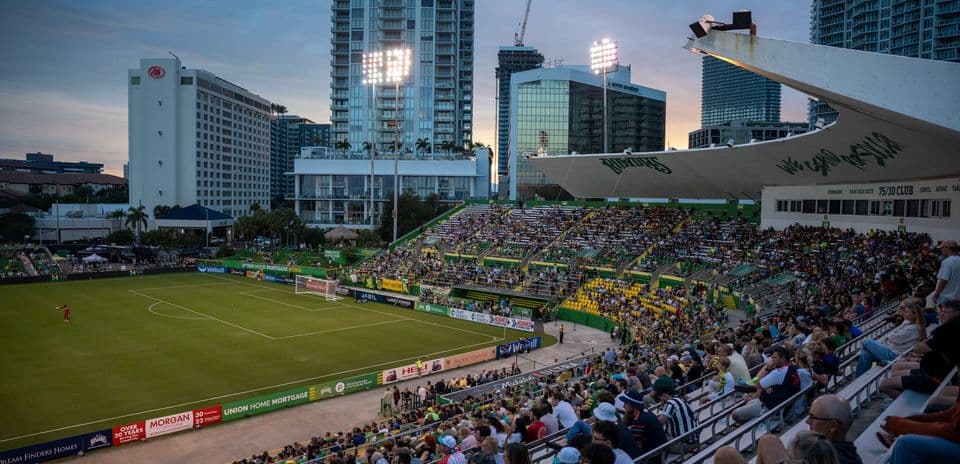 Estadio lleno durante el partido de fútbol