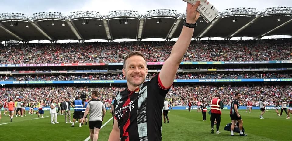 Jugador celebrando con afición en el estadio