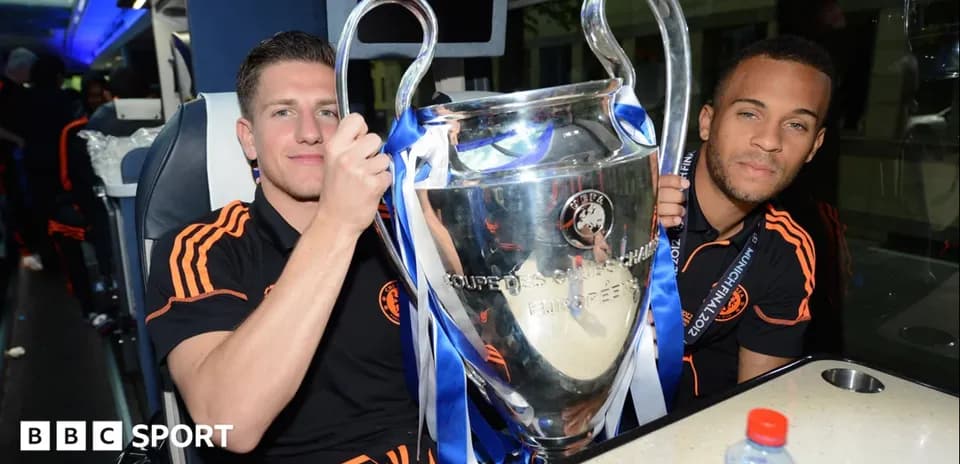 Jugadores de Chelsea sosteniendo la Copa de Europa
