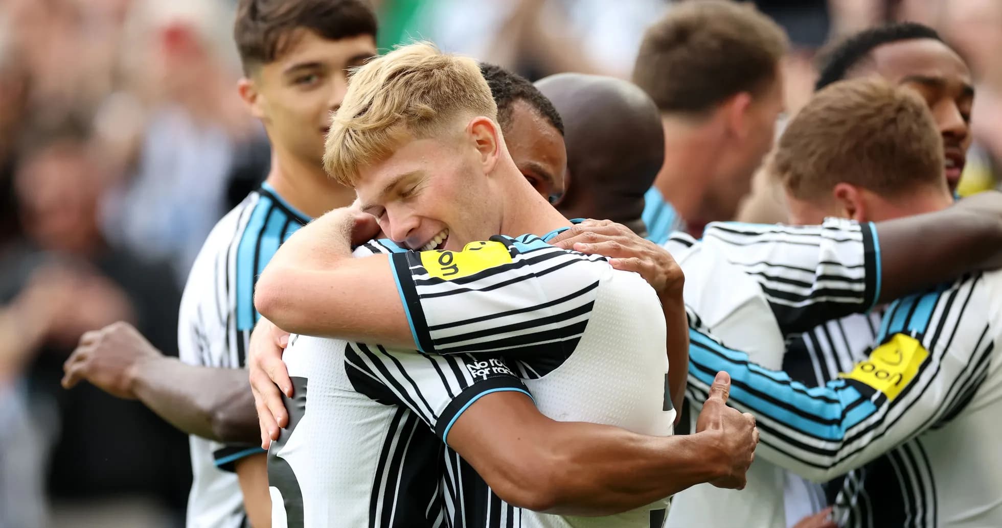 Jugadores de Newcastle celebrando un gol abrazándose