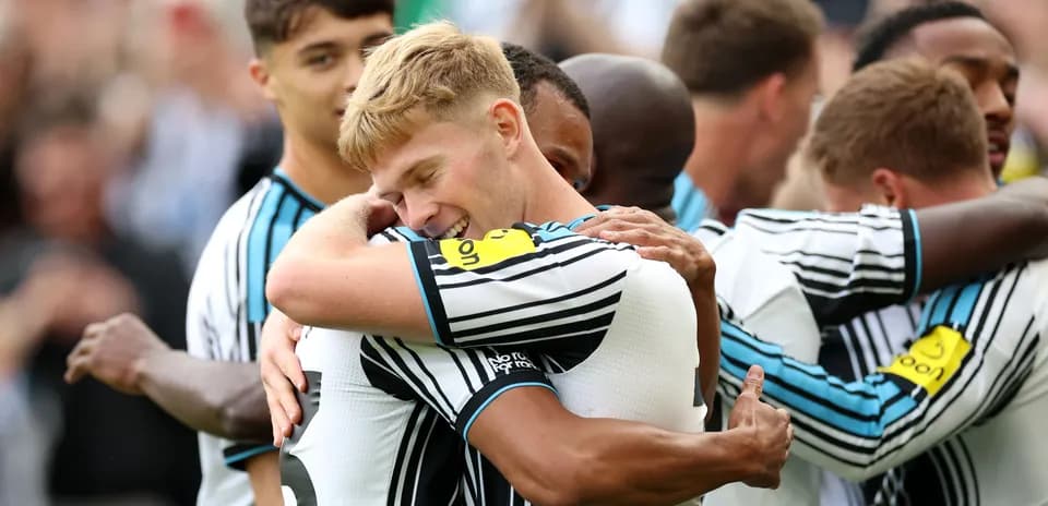 Jugadores de Newcastle celebrando un gol abrazándose
