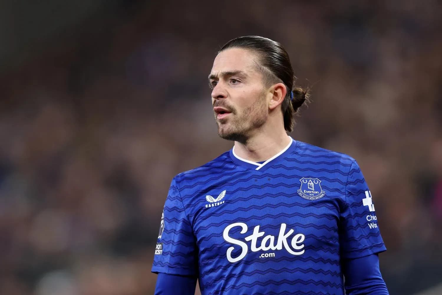 Jugador de Everton con camiseta azul en el campo