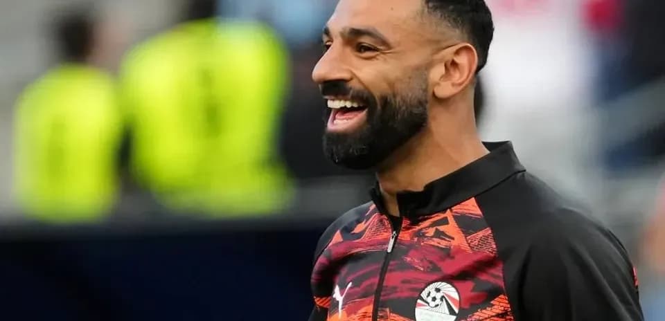 Jugador sonriendo durante calentamiento previo al partido