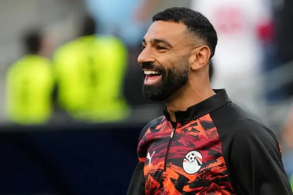 Jugador sonriendo durante calentamiento previo al partido