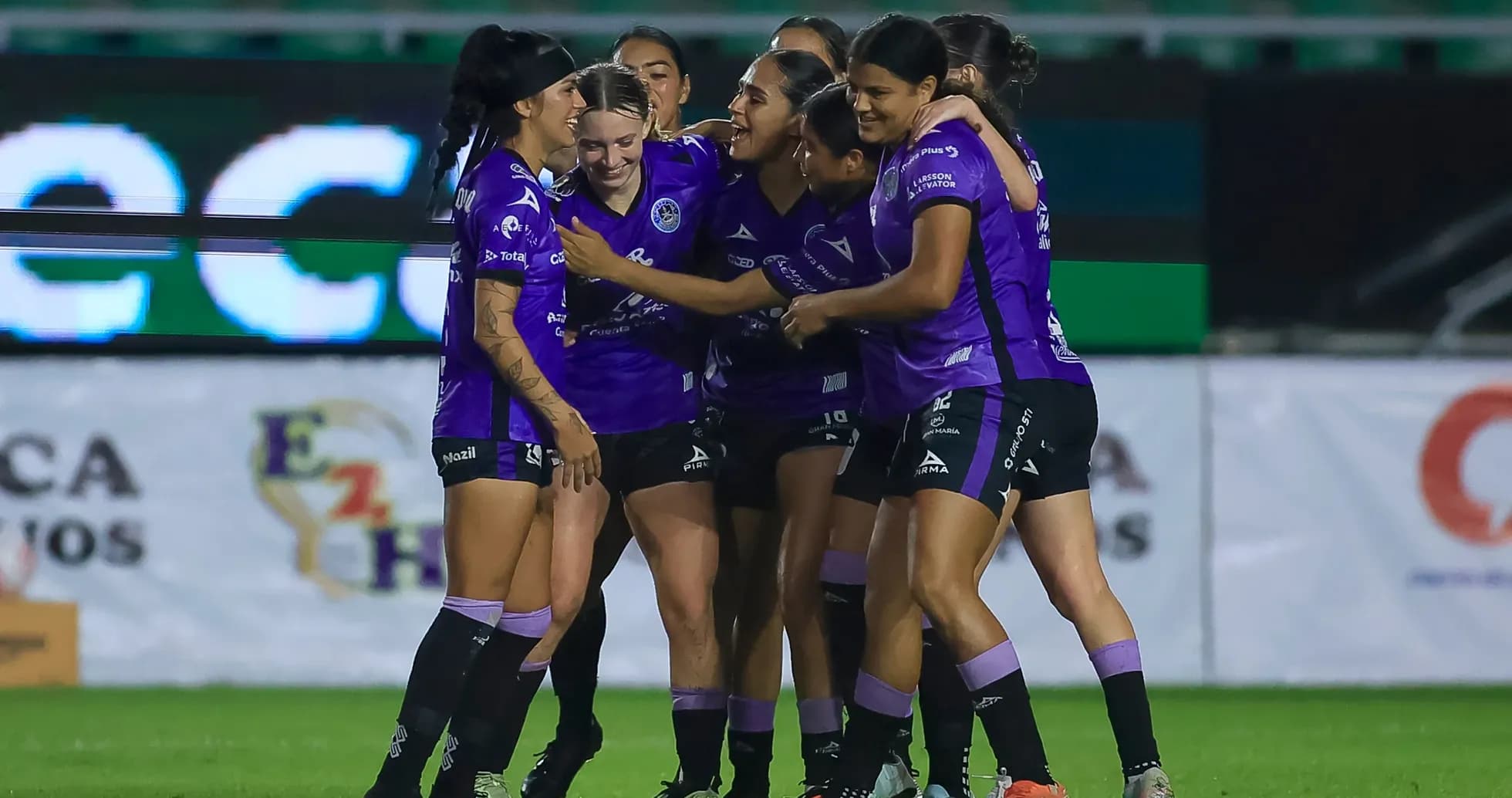 Jugadoras celebrando un gol en el partido