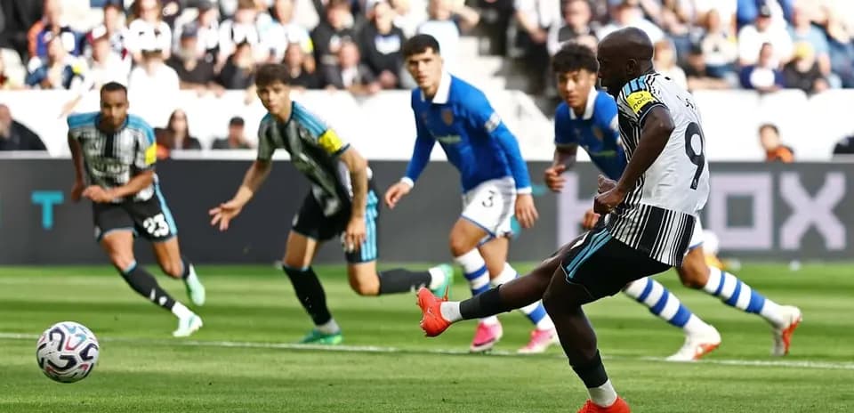 Jugador ejecutando un penalti durante un partido