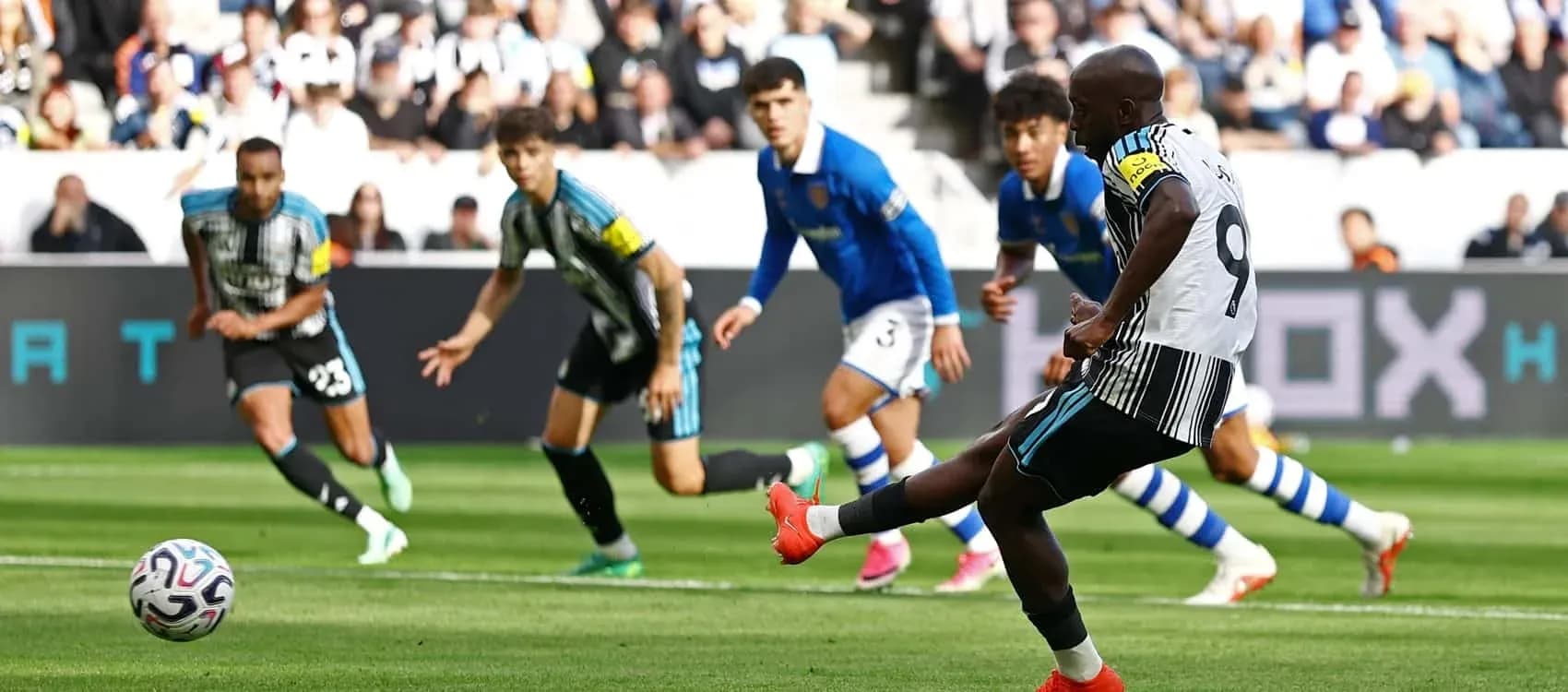 Jugador ejecutando un penalti durante un partido