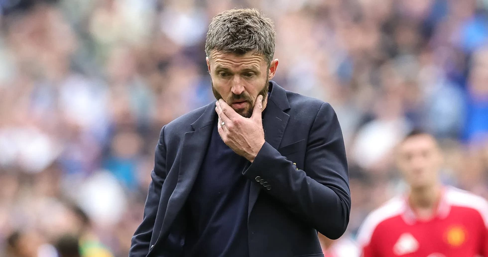 Entrenador pensativo en el campo durante el partido