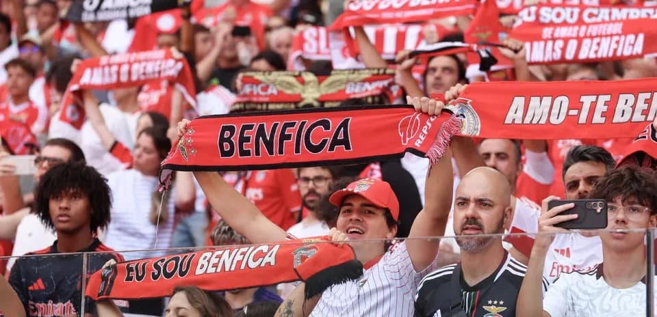 Aficionados de Benfica animando en el estadio