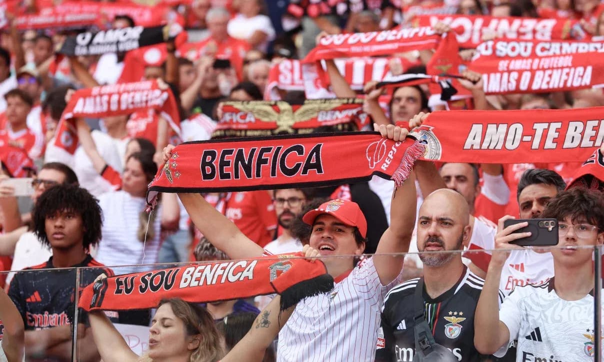 Aficionados de Benfica animando en el estadio