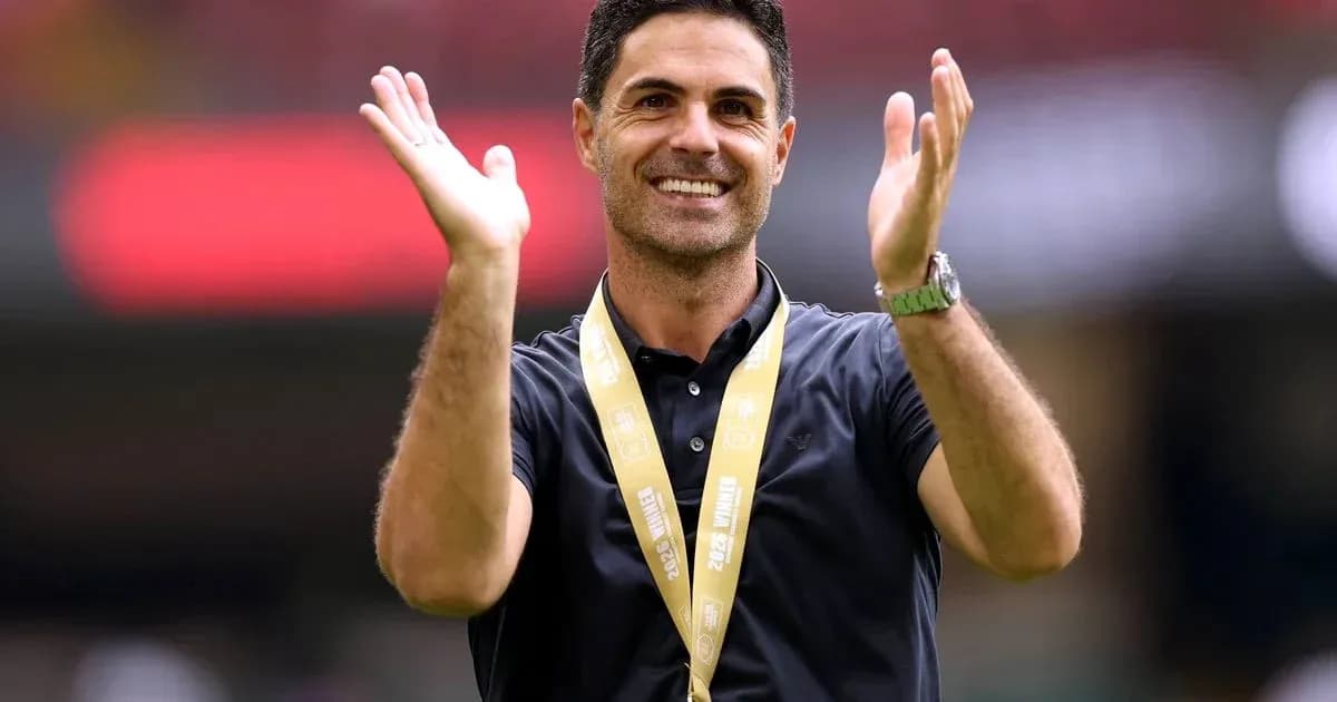 Entrenador aplaudiendo con medalla en el cuello