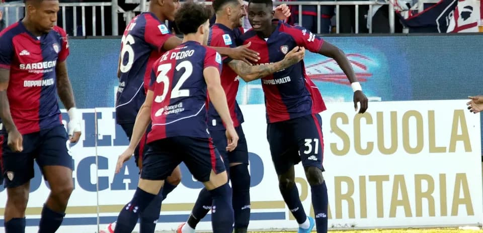 Celebración de jugadores de Cagliari en el partido