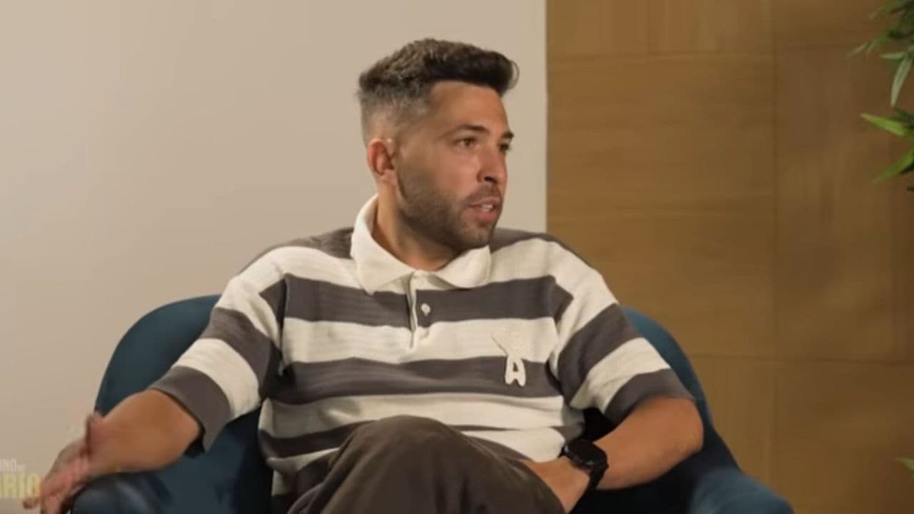 Hombre sentado en un sillón hablando durante entrevista