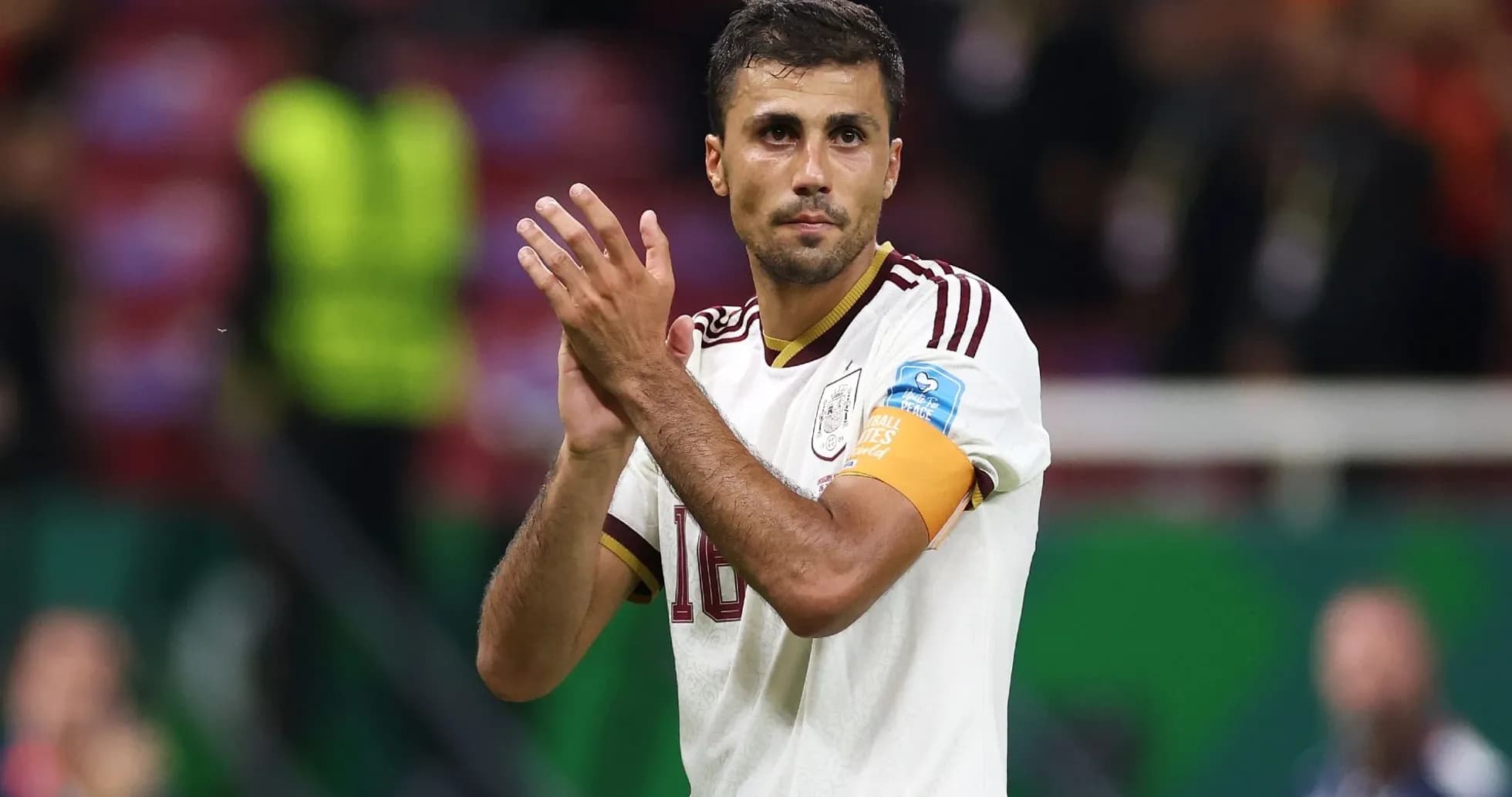Jugador aplaudiendo con camiseta de España en el campo
