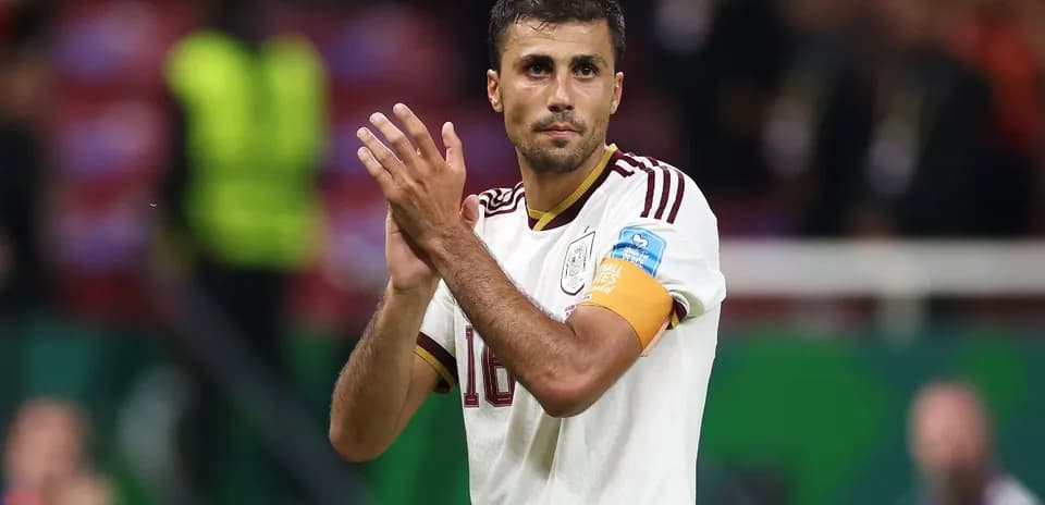Jugador aplaudiendo con camiseta de España en el campo