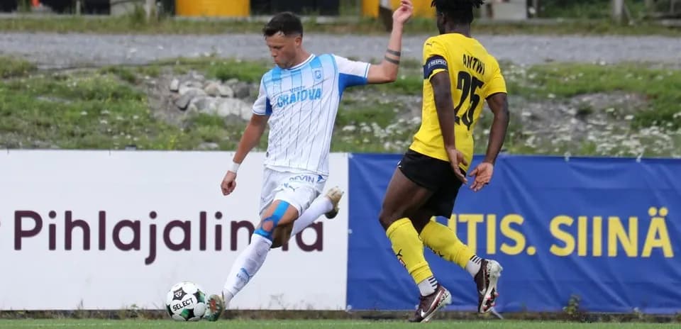 Jugador de Universitatea Craiova en acción