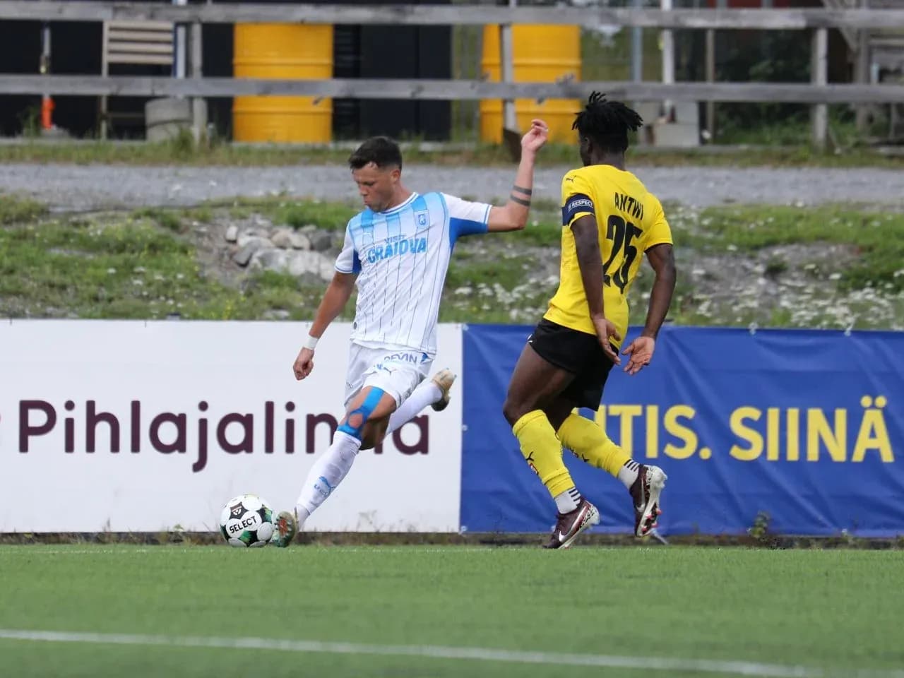 Jugador de Universitatea Craiova en acción