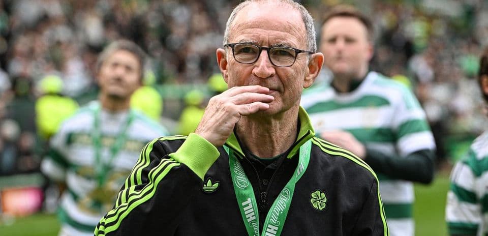 Entrenador con medalla en el campo de juego