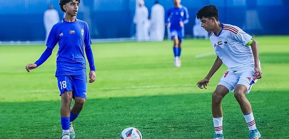 Jugadores en acción durante el partido de fútbol
