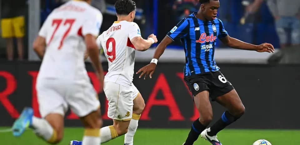 Jugador de Atalanta driblando durante partido contra Roma