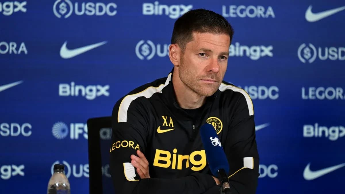 Entrenador en conferencia de prensa con micrófono
