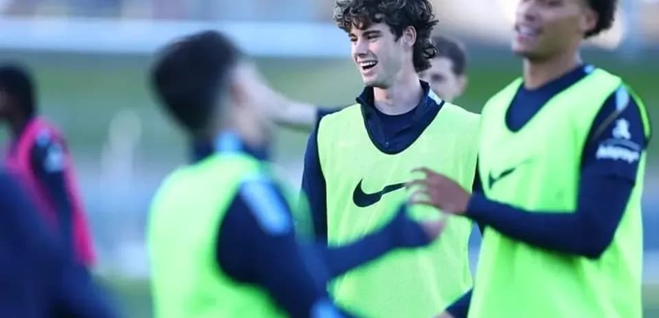 Jugadores entrenando y riendo en sesión de práctica