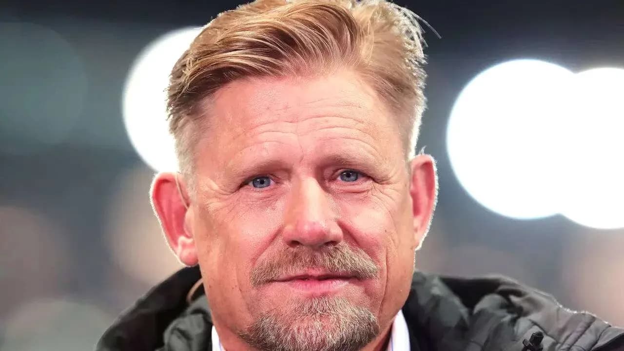 Hombre con cabello rubio y barba en primer plano