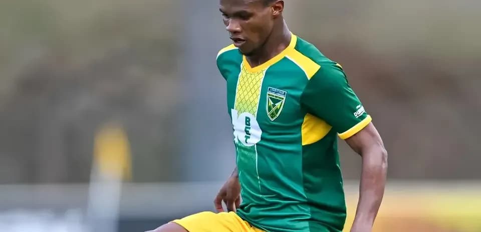 Jugador con camiseta verde y amarilla en acción