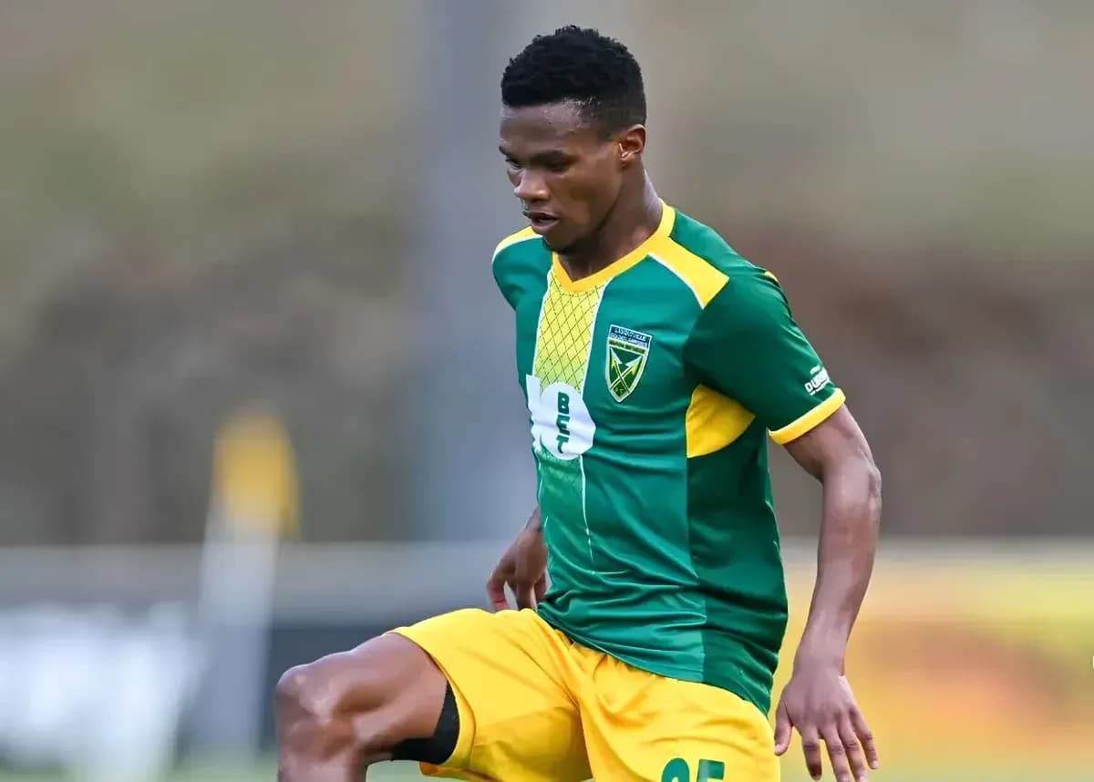Jugador con camiseta verde y amarilla en acción
