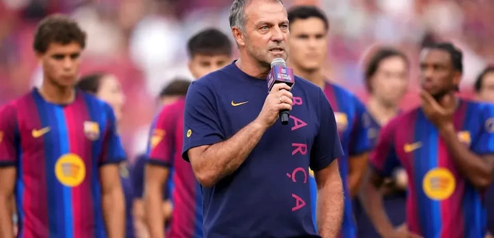 Entrenador hablando en evento con jugadores del Barça