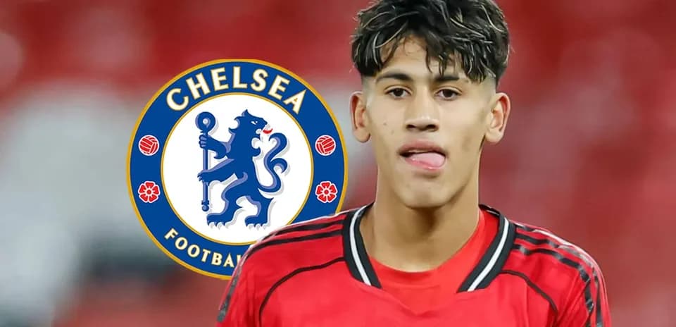 Jugador con camiseta roja frente a logo de Chelsea
