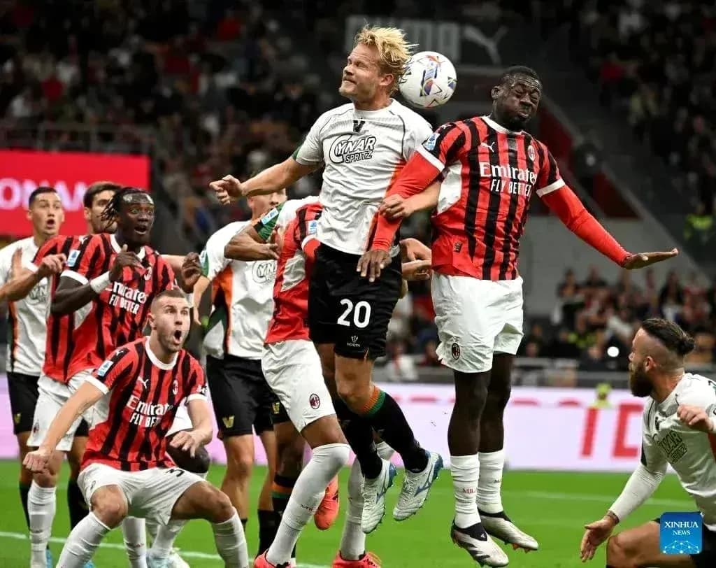 Jugadores de AC Milan y Venezia en acción
