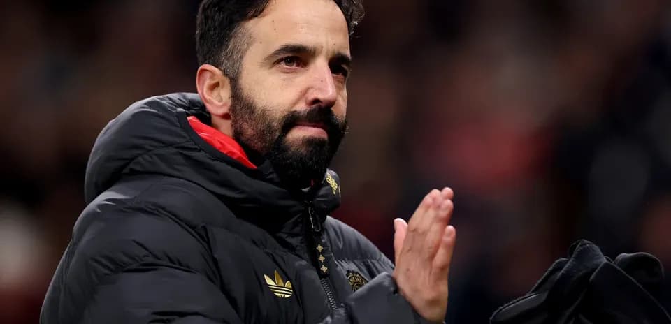 Entrenador aplaudiendo en el estadio durante el partido