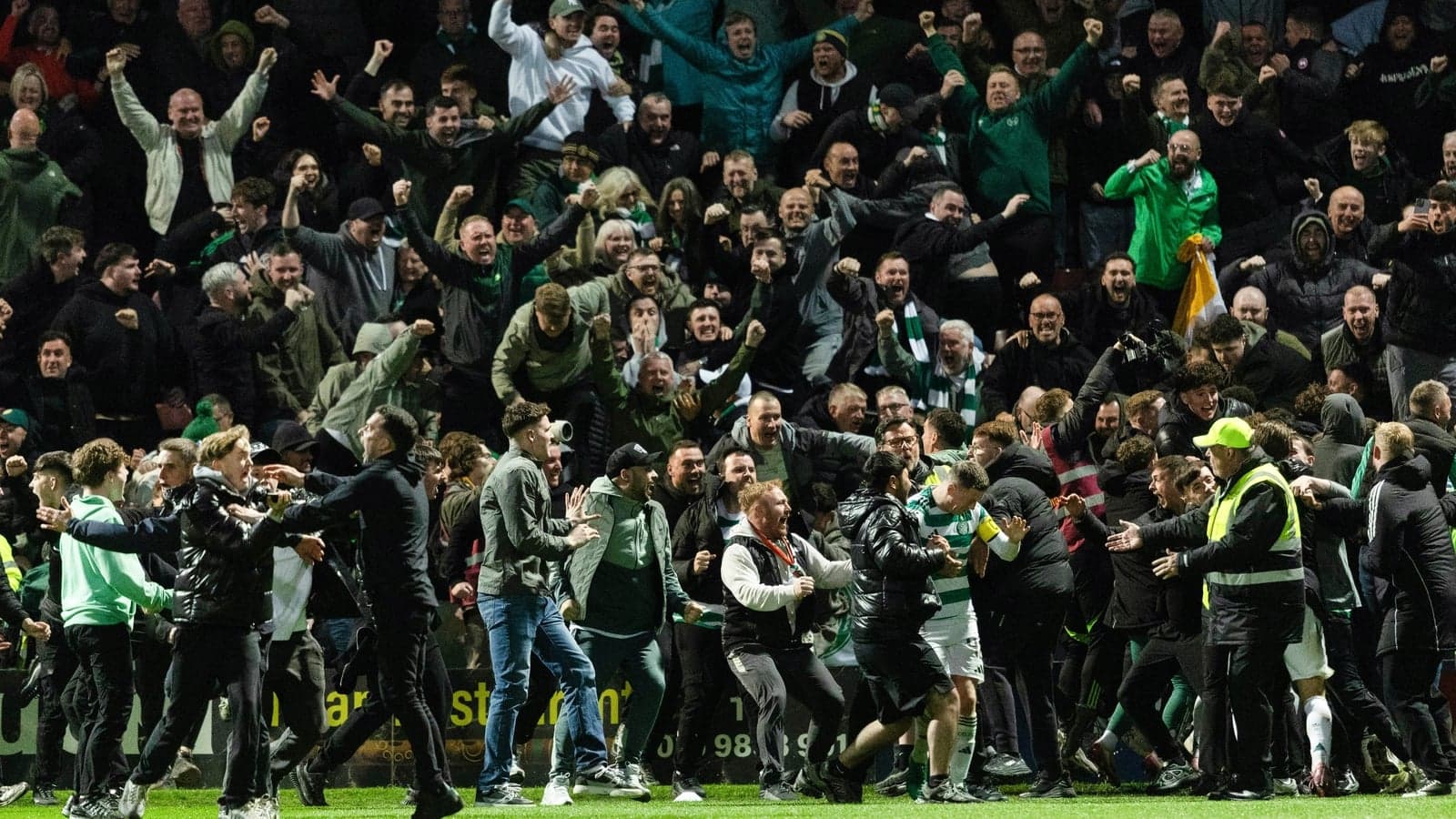 Aficionados celebrando en el campo tras un gol