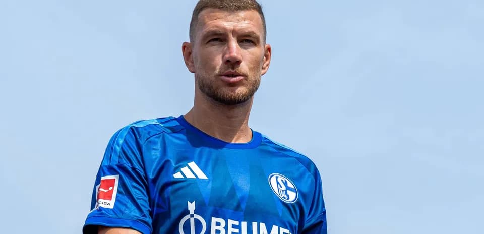 Jugador con camiseta azul del Schalke 04 posando