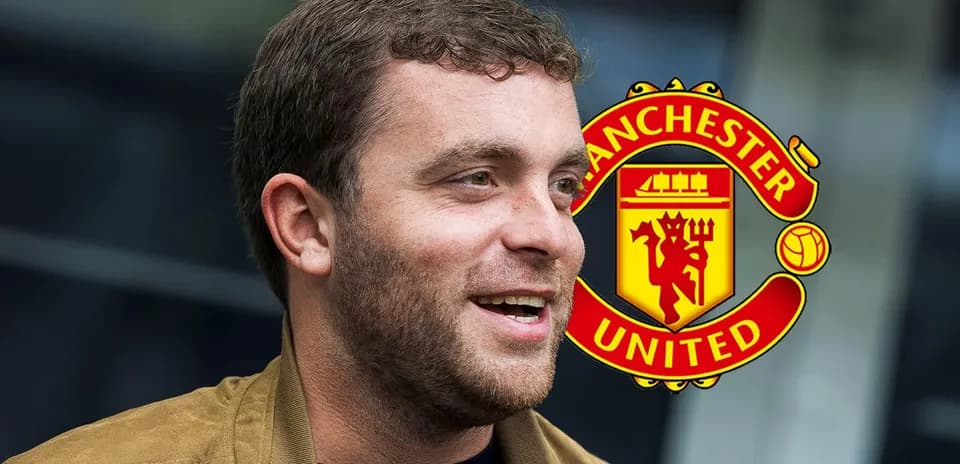 Hombre sonriendo con escudo de Manchester United de fondo