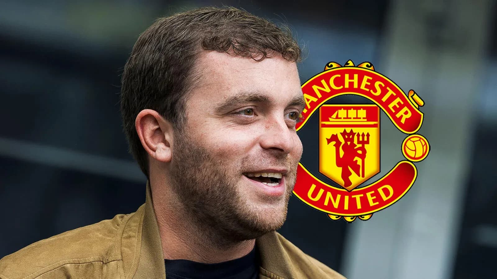 Hombre sonriendo con escudo de Manchester United de fondo