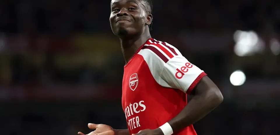 Jugador de Arsenal celebrando un gol en el campo