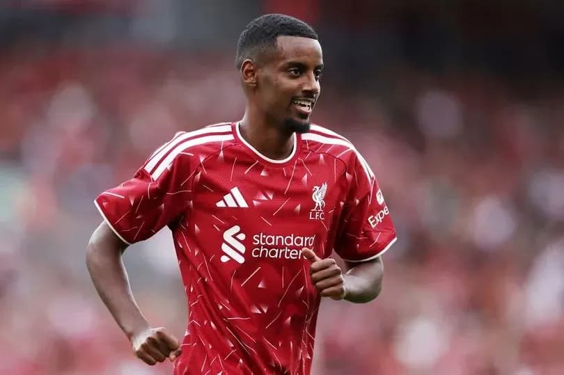 Jugador de Liverpool sonriendo durante el partido