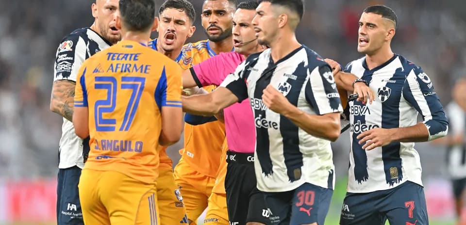 Jugadores de Monterrey y Tigres discutiendo durante el partido