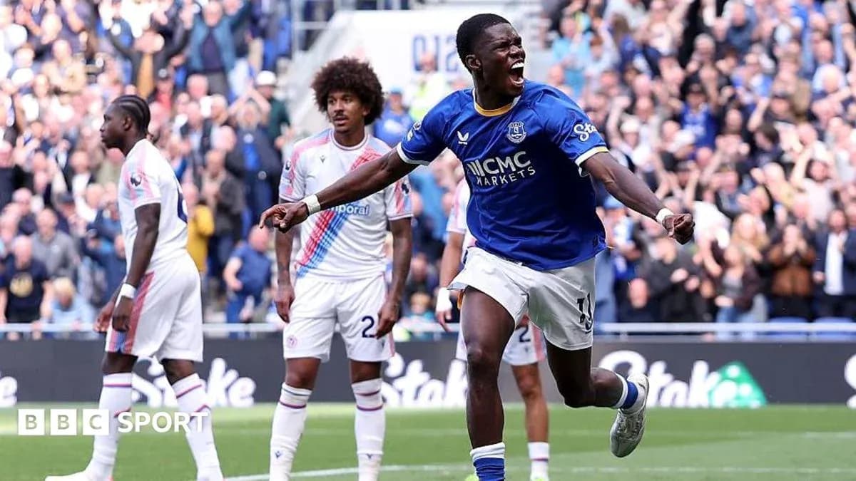 Jugador de Everton celebrando un gol en el partido